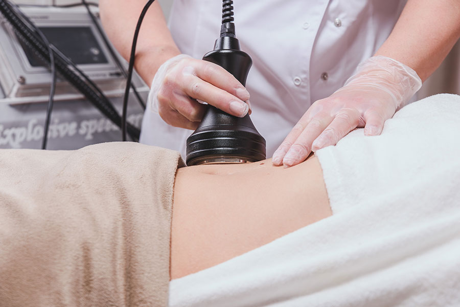 Doctora realizando un ulttrasonido