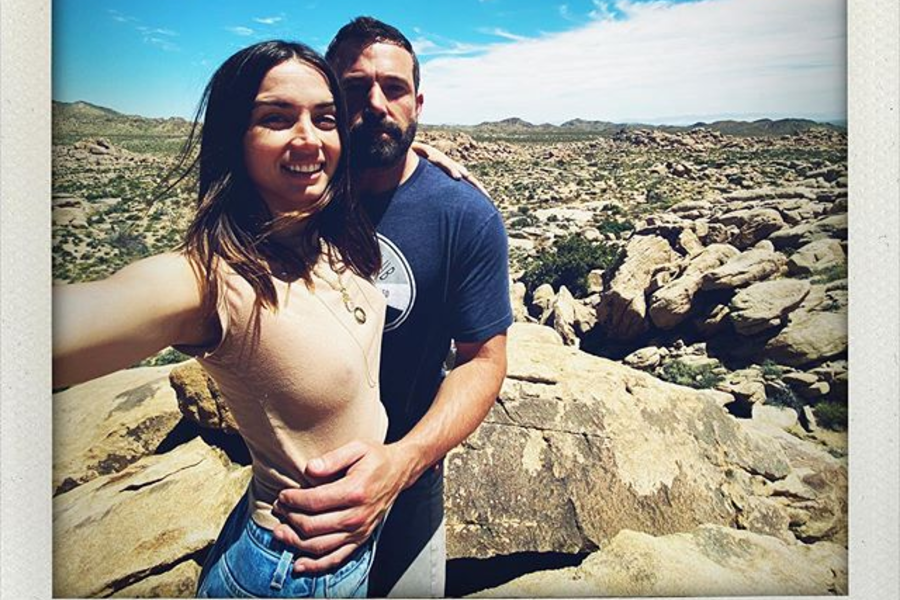 Ana de Armas celebra su cumpleaños con Ben Affleck y una piñata