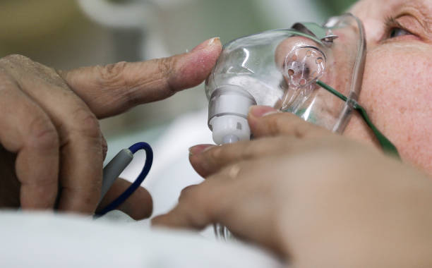 Dolor de cabeza y pérdida del olfato, síntomas más comunes de formas leves de COVID-19