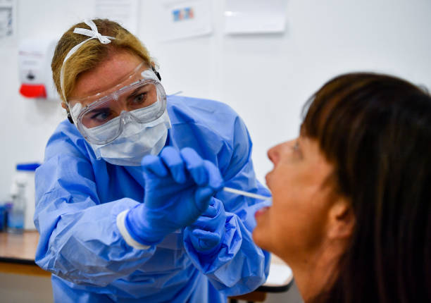 Dolor de cabeza y pérdida del olfato, síntomas más comunes de formas leves de COVID-19