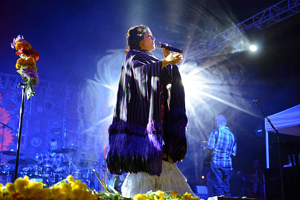 La quietud que provocó el confinamiento en su natal Oaxaca inspiró a Lila Downs para componer "El silencio", una mezcla de nostalgia e ilusión por el reencuentro tras la pandemia.