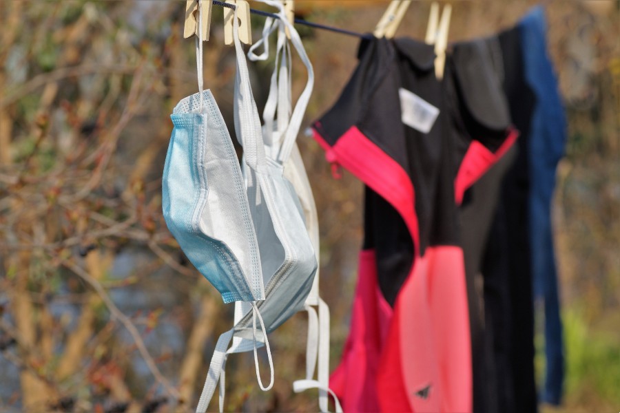 No hablar cara a cara, lavar la ropa con regularidad y dejar las ventanas abiertas: nuevos consejos contra el coronavirus
