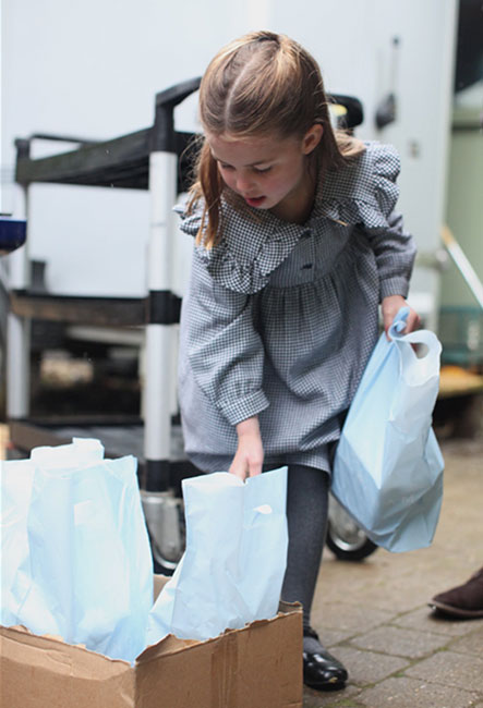 La princesa Charlotte cumple 5 años y reparte comida