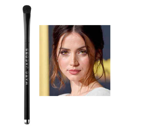 Brocha Shape & Highlight, MARC JACOBS BEAUTY.