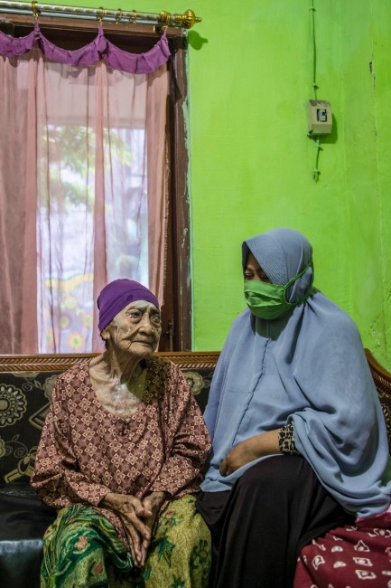 ¡Una indonesia de 100 años sobrevive al coronavirus!