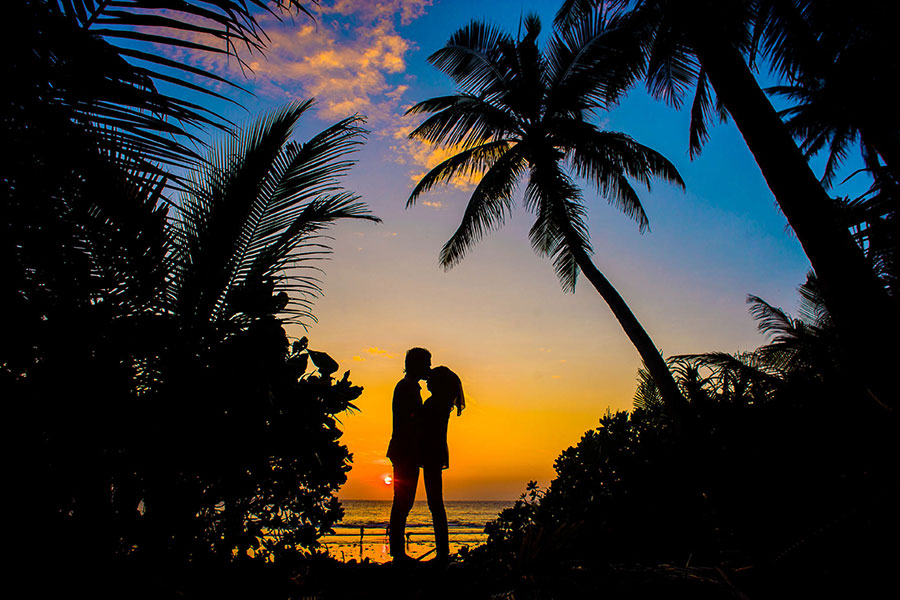 Pareja en puesta de sol