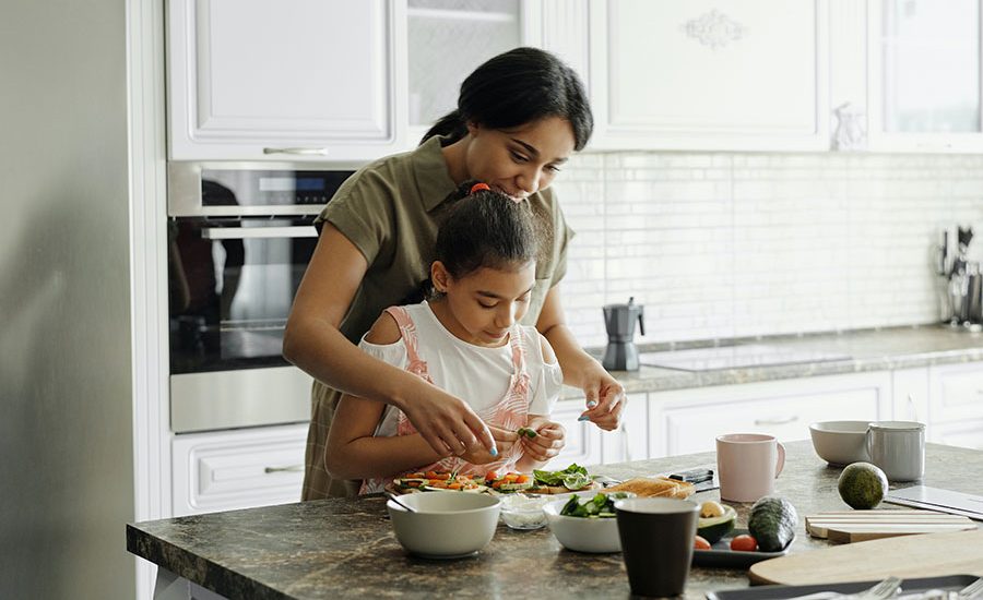 En esta cuarentena cuando nuestros hijos están en casa, debemos ser un ejemplo positivo y fomentar buenos hábitos alimenticios en ellos. Pensando en la situación que vivimos, te brindamos algunos consejos para preparar snacks fáciles y saludables para los pequeños de la casa. Y claro, estos deben permanecer cuando termine el confinamiento y hacerlos parte de un estilo permanente. (Foto: Pexels)