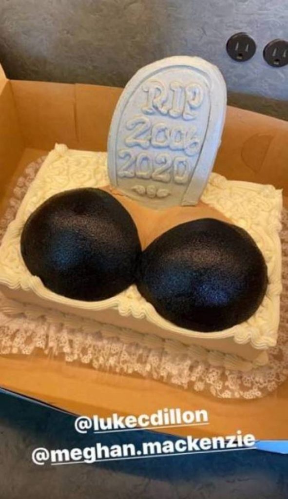 Chrissy Teigen celebra sus nuevos pechos con un divertido pastel