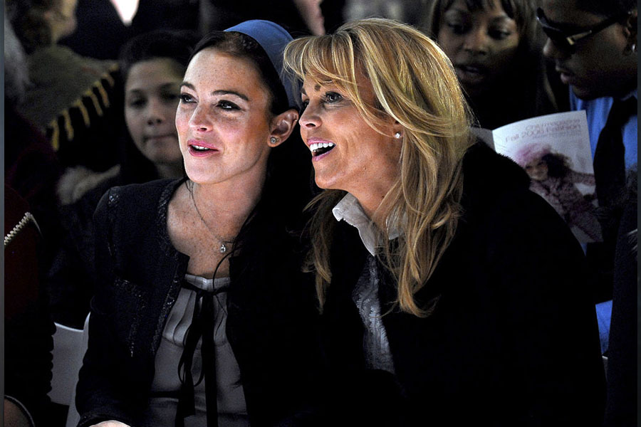 La madre de Lindsay Lohan se compromete con su novio de internet