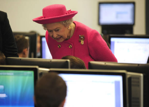 Empujada por el confinamiento contra el coronavirus , la reina Isabel II utilizó por primera vez una videollamada para un acto oficial.