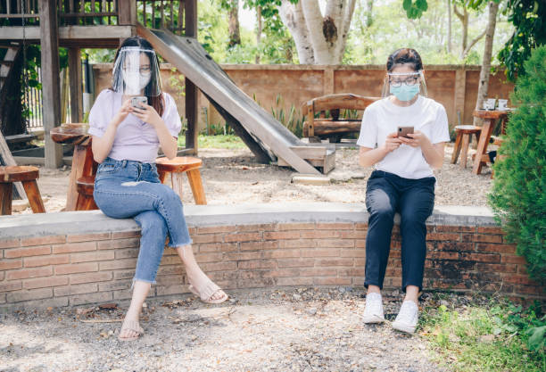 Un estudio reveló que los menores de 20 años tienen la mitad de posibilidades de contraer COVID-19