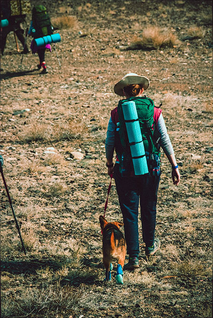 Mujer haciendo hicking con perrito