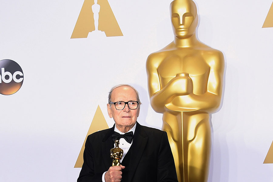 Ennio Morricone con su Oscar por Mejor Banda Sonora, por "The Hateful Eight", en 2016.