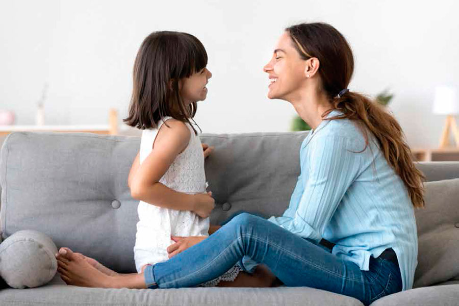 Madre e hija divirtiéndose