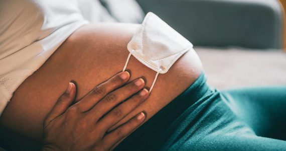 Estudio explica por qué el coronavirus se transmite raramente en el embarazo