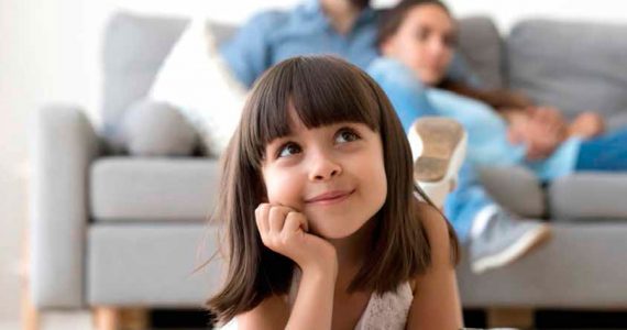 Padres e hija relajados