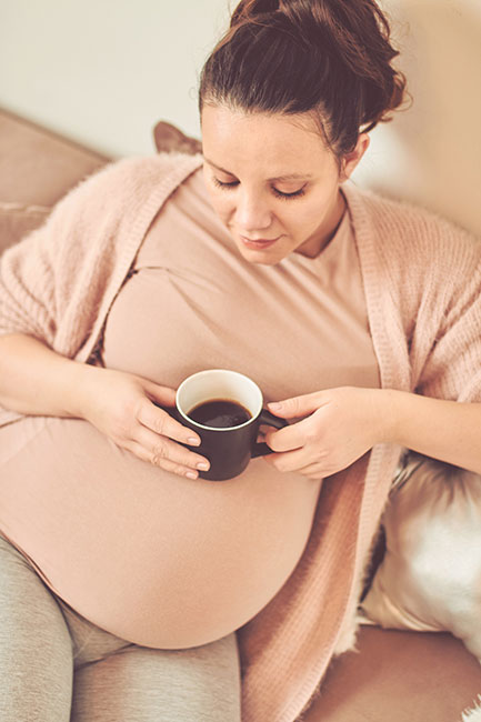 Expertos recomiendan evitar la cafeína a las mujeres embarazadas o que intentan tener un bebé