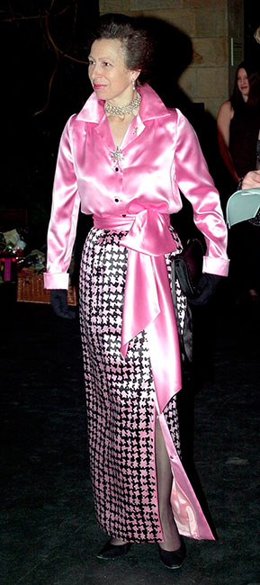 Princesa Ana en "pata de gallo" rosa