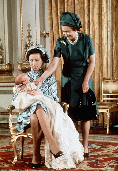 La princesa Ana con Peter Phillips y la reina Isabel