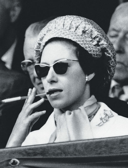 La princesa Margarita fumando