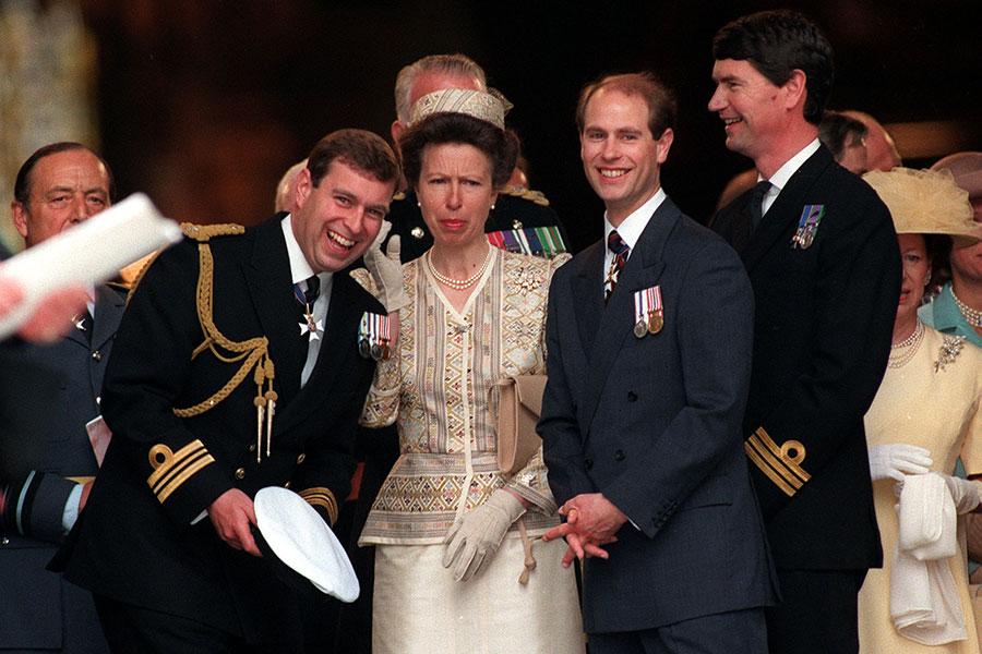 La princesa Ana con sus hermanos Andrés y Eduardo