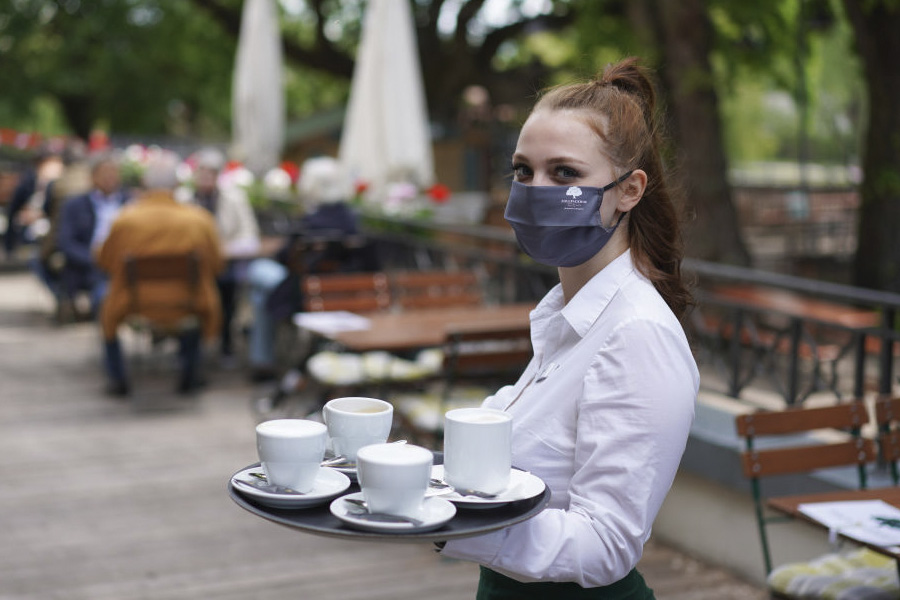 sirviendo café