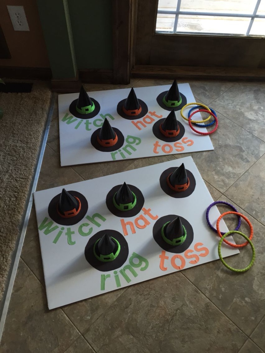 juego con aros y sombreros de bruja para halloween
