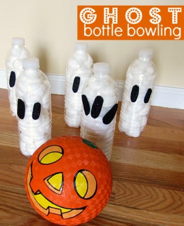 boliche con botellas recicladas para jugar en halloween