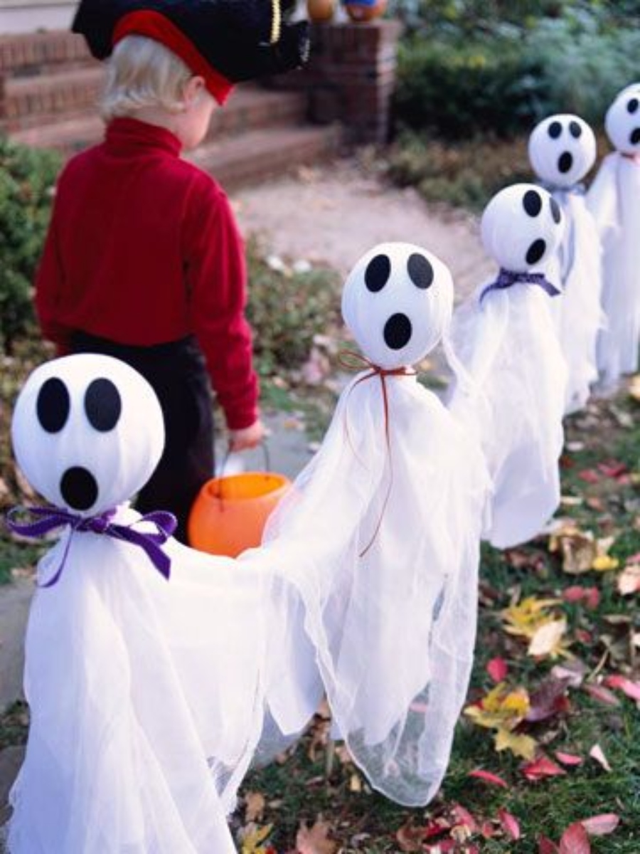 ideas para decorar el jardín en halloween fantasmas