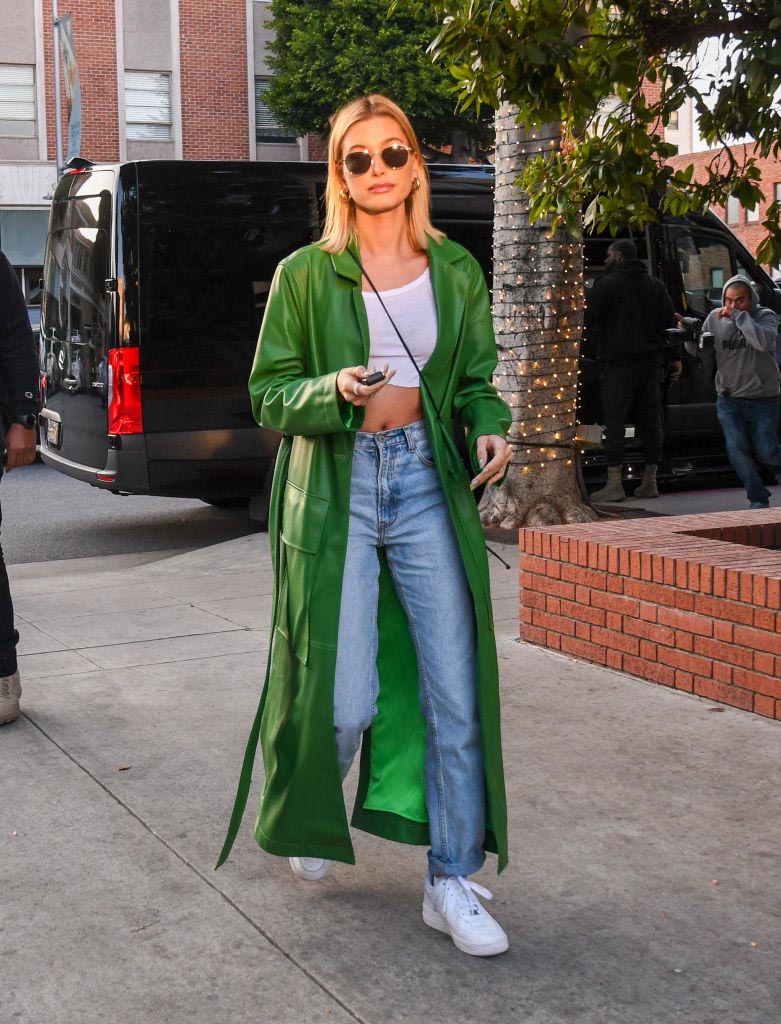 gabardina con jeans
