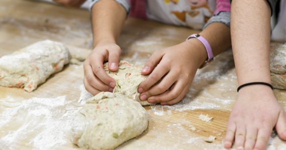 niños cocinando