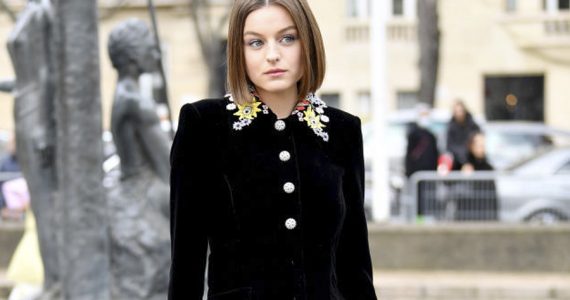 El llamativo vestido de Emma Corrin en los Critics Choice Awards