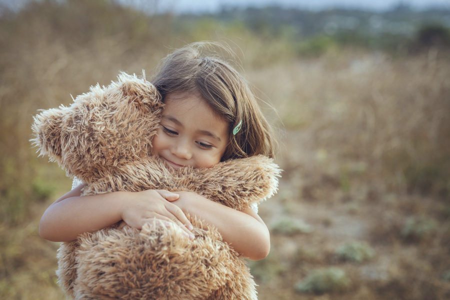 niña con juguete