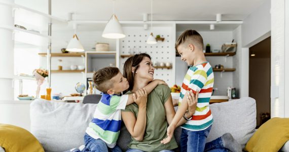 niños familia en casa