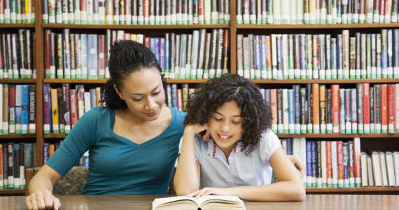 niños leyendo en familia