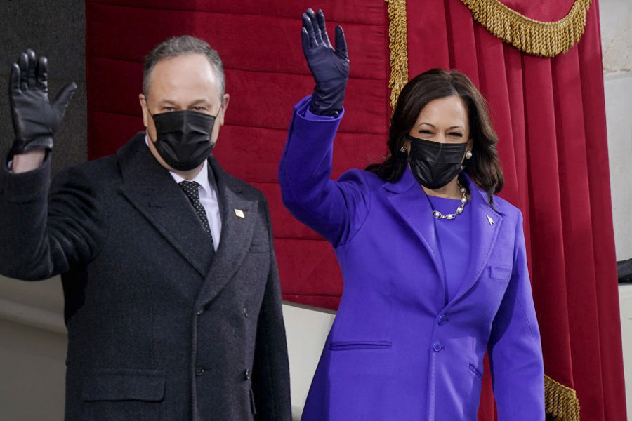 kamala harris moda abrigos