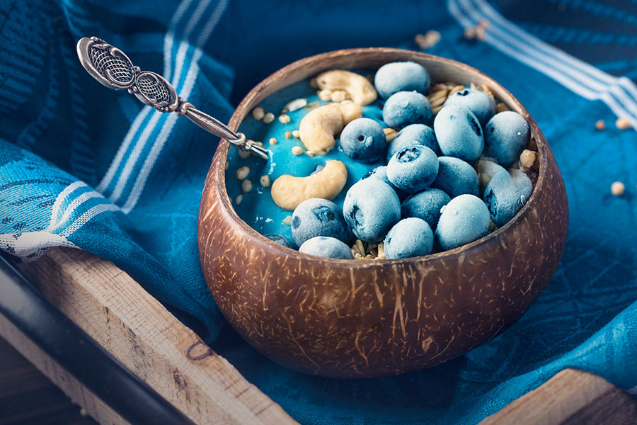 Bowl de frutas tropicales y espiguilla azul