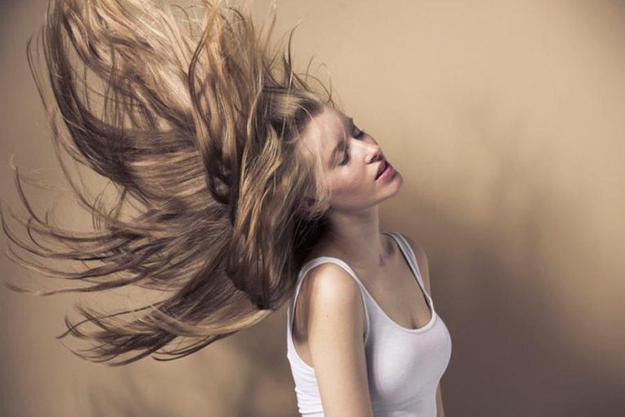 cabello maltratado decoloración mujer pelo