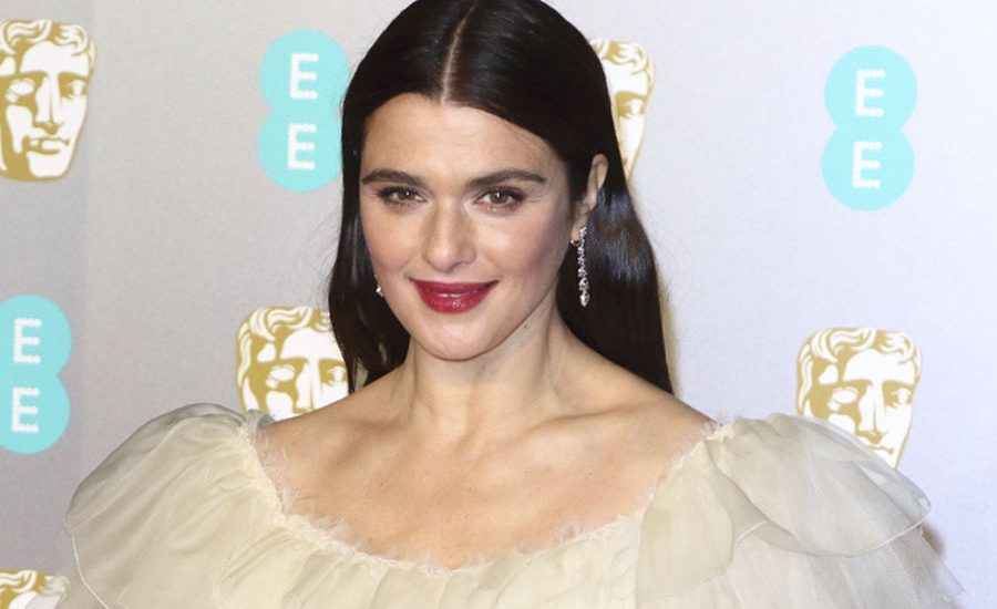Rachel Weisz celebra su cumpleaños número 51, por eso recordaermos 15 looks de red carpet que nos han robado el aliento.