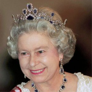 Reina Elizabeth II con corona de zafiros belgas