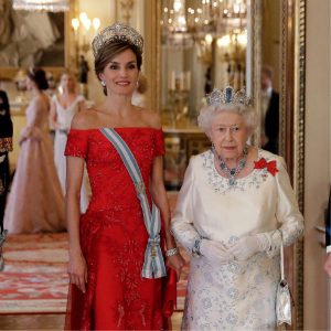Leticia de España con la corona Flor de Lis junto a la reina Elizabeth II