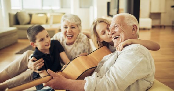 tiempo con los abuelos niños familia