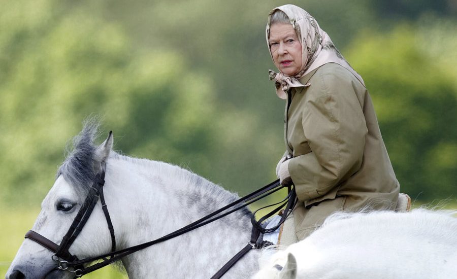 familia real británica montar a caballo reina isabel II