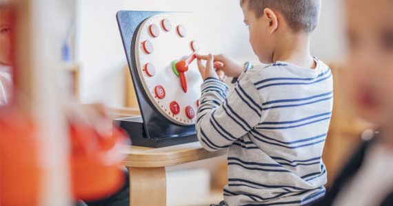 niños aprender a leer la hora