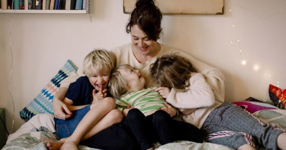 mamás con tres hijos familia