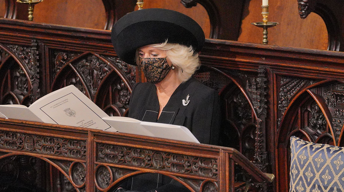 Con este detalle en su vestuario, Camilla rindió tributo al duque de Edimburgo