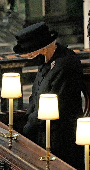 El broche de la reina Isabel en el funeral del duque de Edimburgo