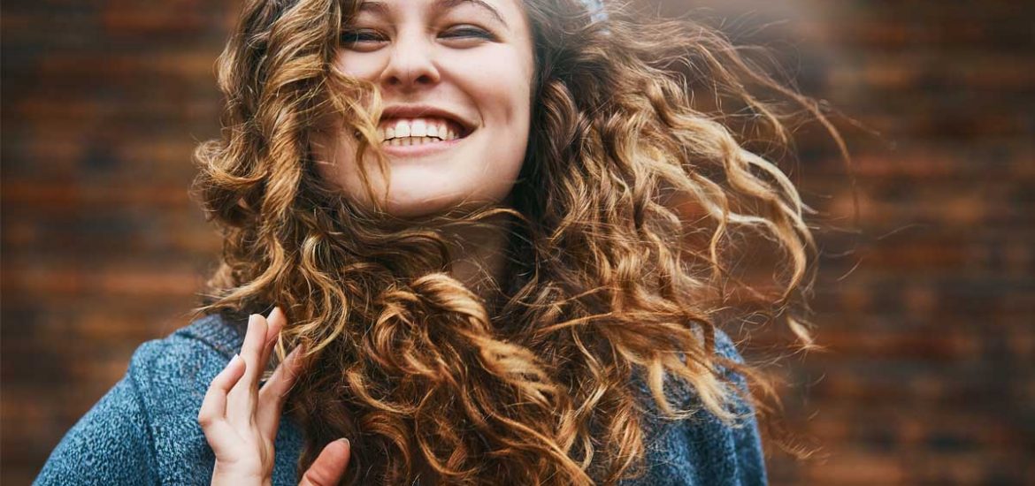 El pelo rizado requiere de algunos cuidados específicos, ¡pero no todo está perdido! Esa melena con rizos puede lucir genial con estos tips.