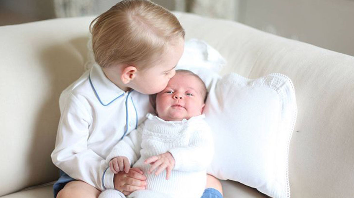 Las primeras fotos del príncipe George con la princesa Charlotte