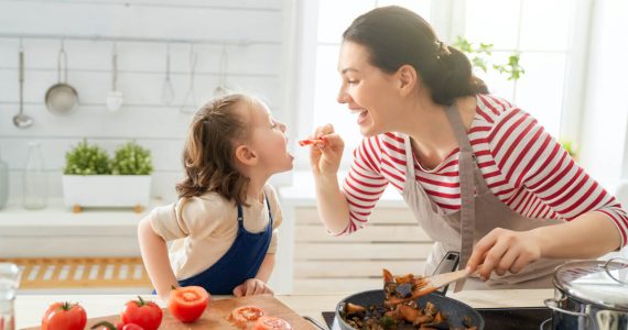 niños sanos frutas y verduras